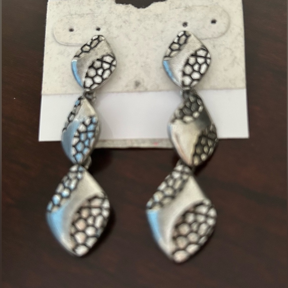 NWT;  Gray/Silver chandelier earrings